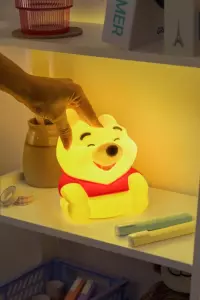 6. Silikonowa Lampka z Akumulatorem Disney Kubuś Puchatek (wysokość: 15,5 cm)