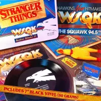 6. Zestaw kolekcjonerski Stranger Things: WSQK (Gold Vinyl Edition)