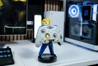 6. Stojak Fallout Vault Boy