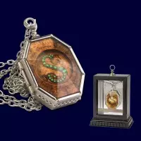 7. Replika 1/1 Salazar Slytherin’s The Horcrux Locket Harry Potter