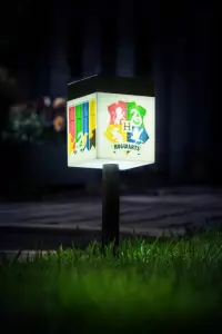 4. Lampka Solarna na Nóżce Harry Potter - Hogwarts (wysokość: 35 cm)