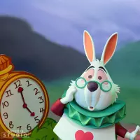 5. Figurka Disney - Biały Królik