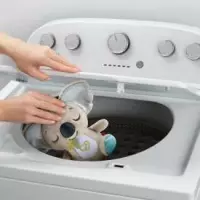 4. Fisher Price Uspokajacz Śpiący Koala Przenośna Przytulanka z Melodiami JBD65