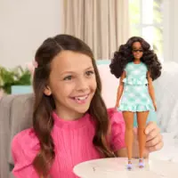 7. Mattel Barbie Fashionistas Lalka Sukienka Zielona Kratka HYT96